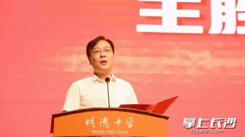 明德校长王胜楚在开学典礼上阐述了“坚苦真诚”之“坚”。