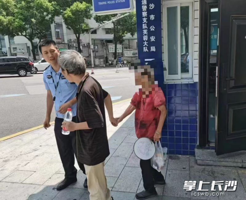 一个小时后，老人的儿子来到了岗亭，牵着母亲回家了。长沙晚报通讯员 屈省 供图