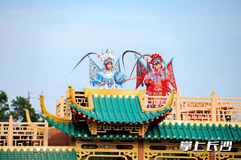 靖港古镇以水为魂，以戏为媒，打造独特的梨园戏水全域行浸式演艺漫游。
