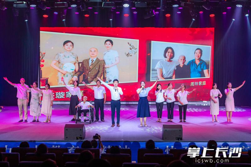两位优秀教师的深情讲述，展现了教育家精神的传承与发扬。