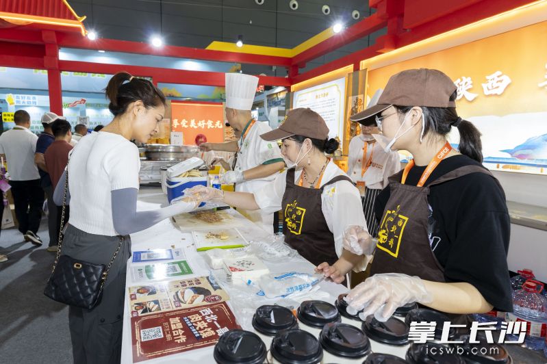 陕西展团，特色食品有肉夹馍、陕西biangibiang面、糜子糕和枣糕等老字号非遗产品，让观众们一饱口福。