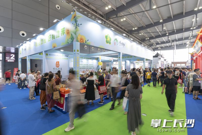 阳光助残展区，以“友好友善——阳光助残·好物推荐”为主题，旨在为残疾人企业搭建一个展示和销售产品的平台。