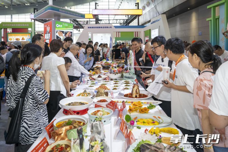 长沙馆不仅有刀工绝活、雕刻、长沙特色小吃、面点制作烹饪等表演，并提供免费品鉴。