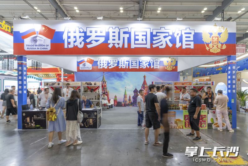 食餐会现场设置了进口及休闲食品展区，图为俄罗斯展区。