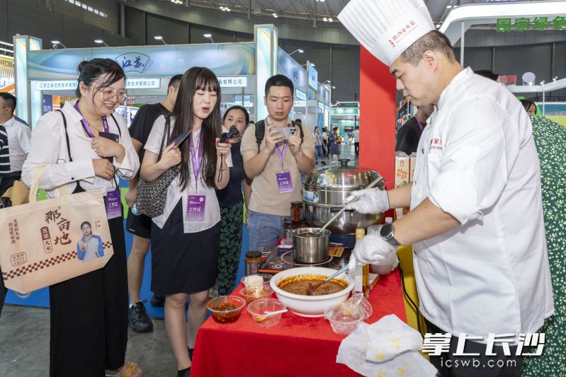 陕西的油泼辣子引来众多市民尝鲜体验。