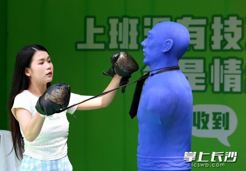 7日,长沙世界之窗“减压节”启动,通过各种减压活动以娱乐对抗压力,倡导健康的生活方式。均为长沙晚报全媒体记者 贺文兵 摄 7日,长沙世界之窗“减压节”启动,通过各种减压活动以娱乐对抗压力,倡导健康的生活方式。均为长沙晚报全媒体记者 贺文兵 摄