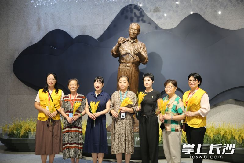 到馆人员依次向袁隆平铜像献上稻穗。均为长沙晚报全媒体记者颜家文 摄