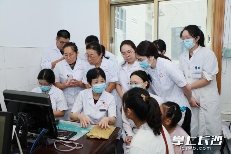 尤昭玲教授（一排左二）带领师承弟子接诊20余位患者。