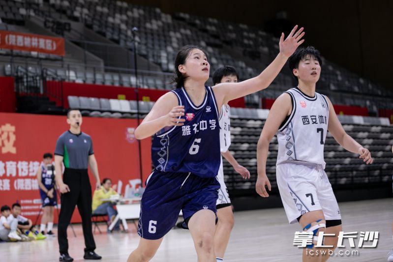 雅礼女篮球员在比赛中。