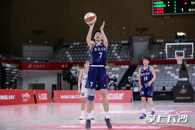 雅礼女篮球员在比赛中。