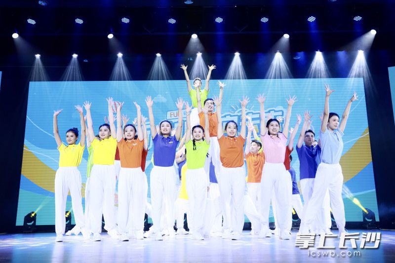音乐剧讲述了新青教师对职业的追求与成长。