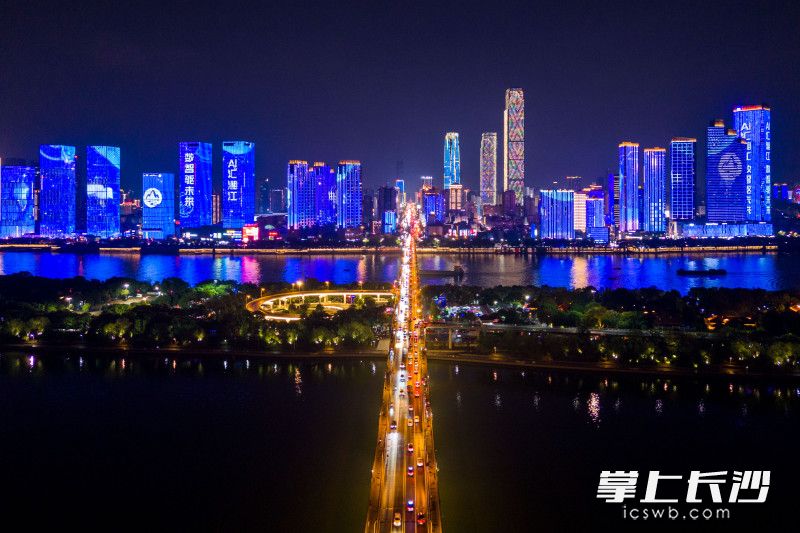 长沙一江两岸亮起主题灯光秀，为互联网岳麓峰会“增光添彩”。 均为长沙晚报全媒体记者郭雨滴摄