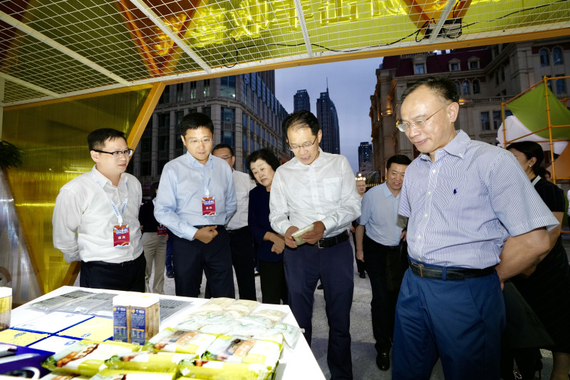 农业农村部党组成员李敬辉（右一）、天津市副市长谢元（右二）正在参观拼多多展台。陈卓 摄