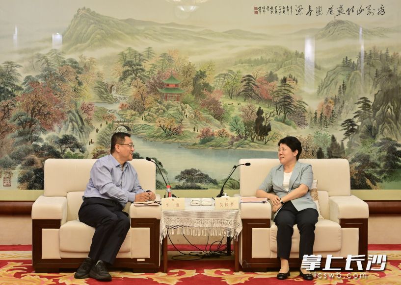 9月8日下午，省委常委、市委书记吴桂英与新紫光集团董事长李滨一行会谈。 长沙晚报全媒体记者 余劭劼 摄