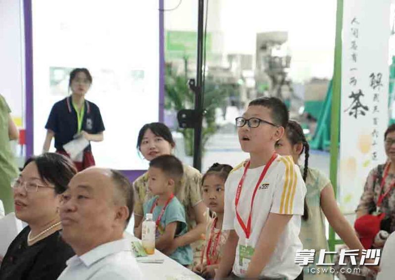 400多名中小学生和家长了解湘茶文化，感受湘茶魅力。  通讯员供图