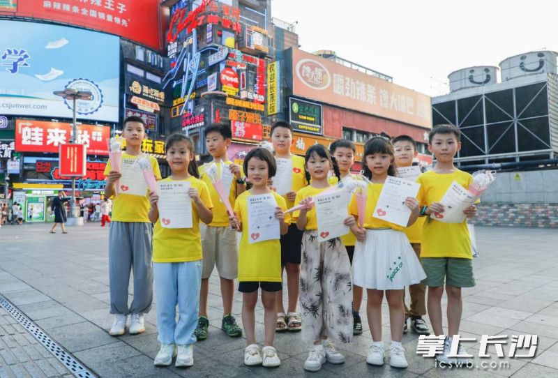 “萌娃宣讲团”在长沙街头用快板的形式宣传急救知识。长沙晚报通讯员 郑达达 供图