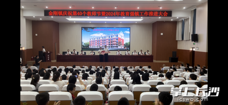 现场举行公租房交付仪式。 现场举行公租房交付仪式。