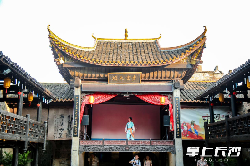 川剧变脸，湘戏花鼓；功夫茶艺，星城韵味。饭后下午，点一壶茶、一盘小食、一碗甜酒，在热闹欢呼中享受中式下午茶。
