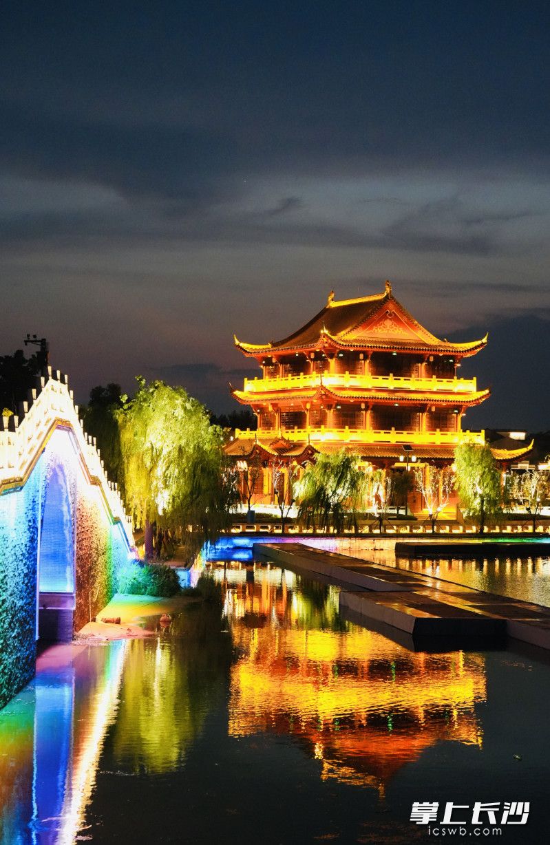 芦江阁夜色。