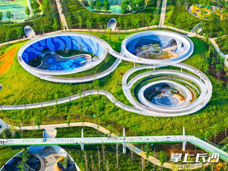 12个主题乐园顶部有空中廊桥相连，地面有圆形“山洞”相互连通，好似一个有趣的主题“迷宫”。