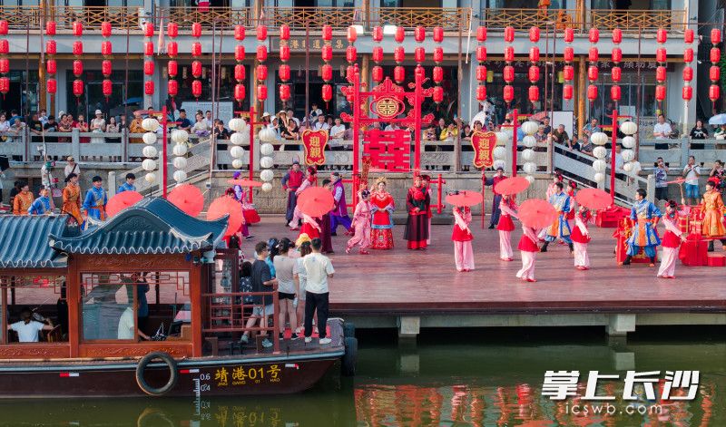 水上婚礼《江前花语》。  均为长沙晚报全媒记者邹麟、刘晓敏摄
