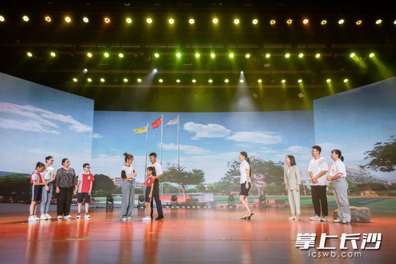 望城师生用情景剧的方式演绎了东马小学普特融合教育管理团队的故事。 均为长沙晚报通讯员肖奥供图