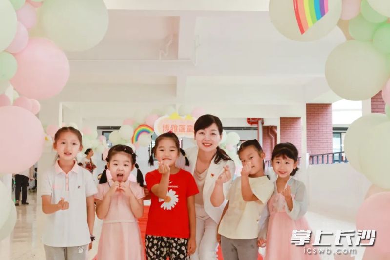 陈莹和学生们在一起。 受访者供图