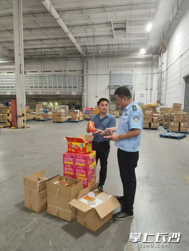 开箱验视中发现快递包裹中有加特林、梦幻水母等儿童烟花。  长沙晚报通讯员 刘梓嫣 供图