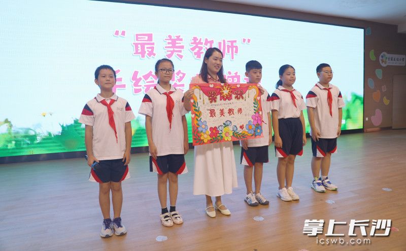六年级毕业班的孩子们共同绘制了一幅手绘“奖状”送给老师，表达对老师无限敬爱与感激。
