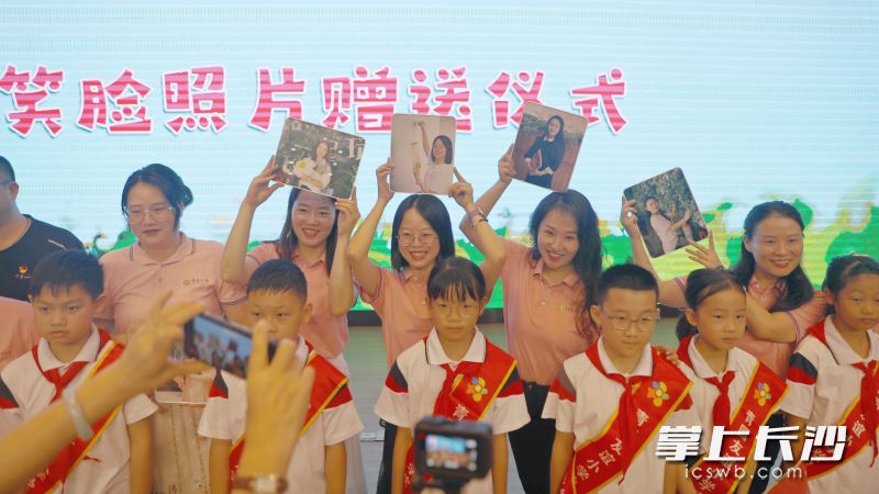 收到长沙市摄影家协会摄影师们精心拍摄的笑脸照片，老师们格外开心。 均为长沙晚报全媒体记者陈卓摄