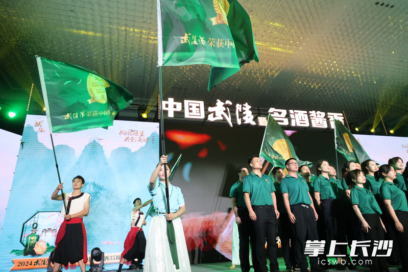 武陵酒公司员工现场合唱《武陵酒香飘天下》。  均为长沙晚报通讯员何冲供图