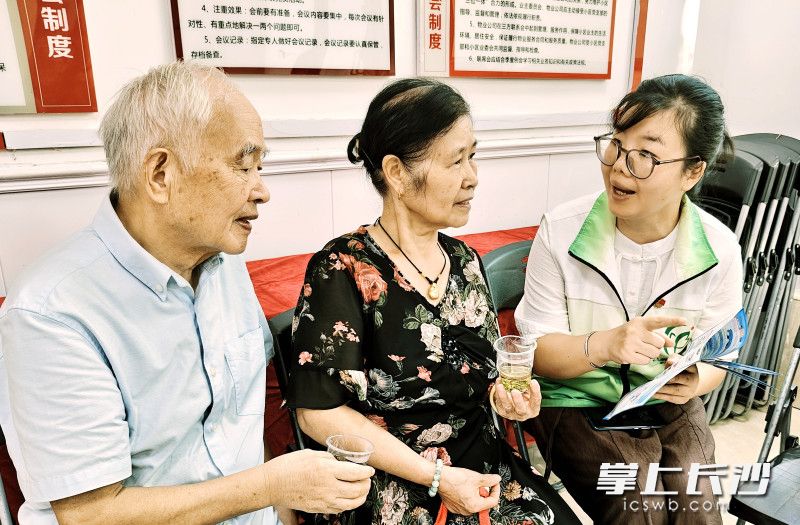 社区工作人员向居民宣讲安全常识。