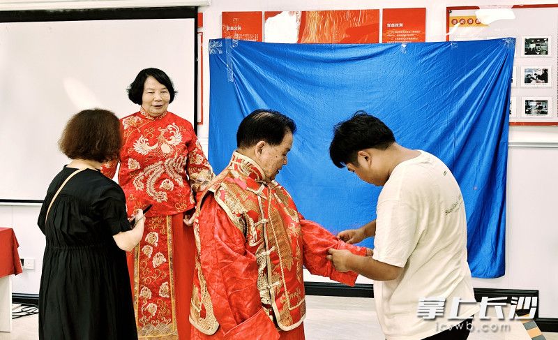 一对老夫妇拍金婚照。均为社区供图