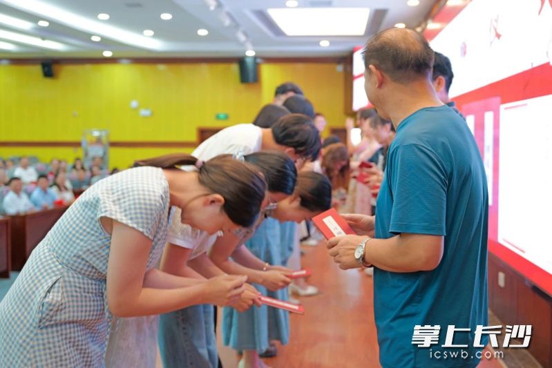 年轻老师行传统“拜师礼”。 均为长沙晚报通讯员刘懿夫摄