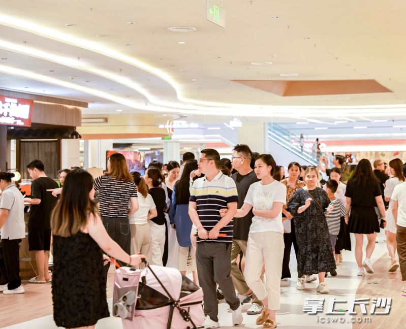9月12日，永旺梦乐城长沙星沙开业，现场人气爆棚。均为长沙晚报全媒体记者 吴鑫矾 陈飞 摄