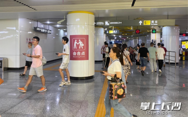 万家丽广场地铁站在站厅中部立柱增设醒目的“会合点”标识，方便市民乘客站内会合。