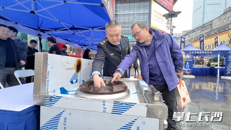 长沙市市场监管部门开展3.15消费者权益日活动提升消费者维权意识。长沙晚报全媒体记者 周辉霞摄