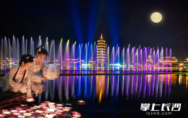 富桂千灯伴你游园，铜官窑国风乐园邀你来过中秋节。均为景区供图