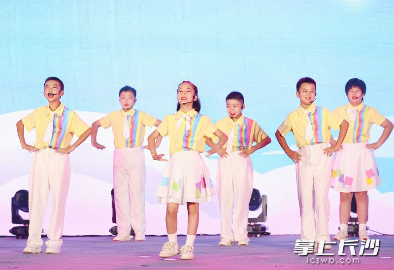 孩子们通过吟、唱、弹、写等独特方式，彰显“博士村”的家风魅力和书香传承。