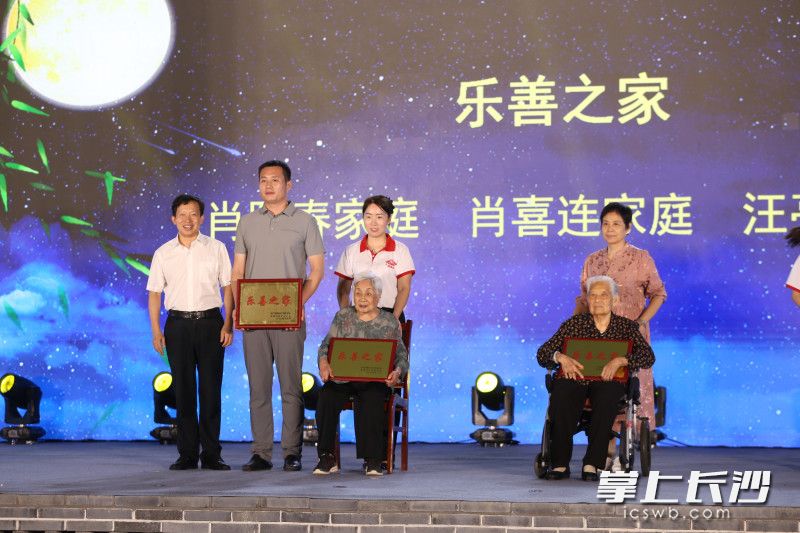 现场为杨柳好家风代表颁发“好学之家”“乐善之家”“自强之家”牌匾。