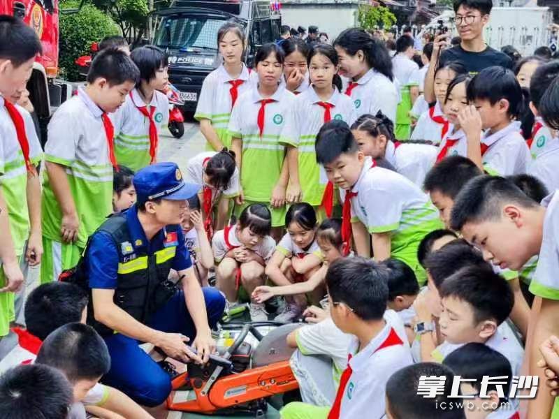 防校园欺凌与消防宣传教育活动现场。  均为长沙晚报通讯员贺驾供图