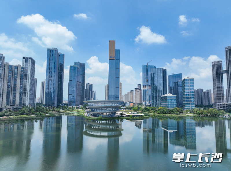 全国第二座金茂大厦、梅溪湖超级中轴地标级写字楼——长沙金茂大厦正式竣备，投用在即。   长沙晚报通讯员 胡翔 摄