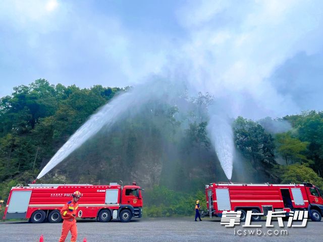 消防队员们利用消防车的高压水枪，对火势较大的区域进行集中灭火。