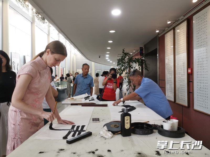 开幕式现场，曹父曹玉忠老先生与曹隽平俄罗斯弟子萨沙（左）现场创作。 长沙晚报全媒体记者 梁瑞平 摄