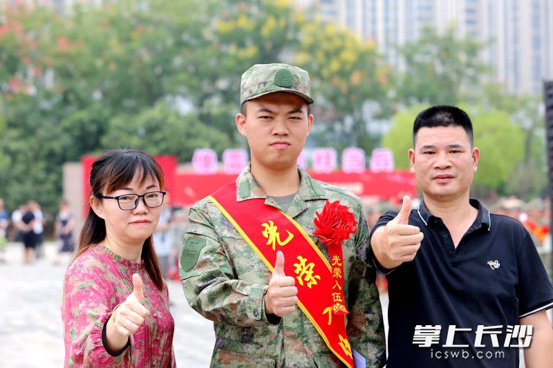 圆了当兵梦，入伍新兵龙恩楷的父母为他点赞。
