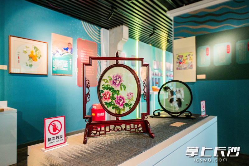 “绣花郎—湘绣传承‘他’力量”专题展在长沙市非物质文化遗产馆举行。 均为长沙非遗馆供图
