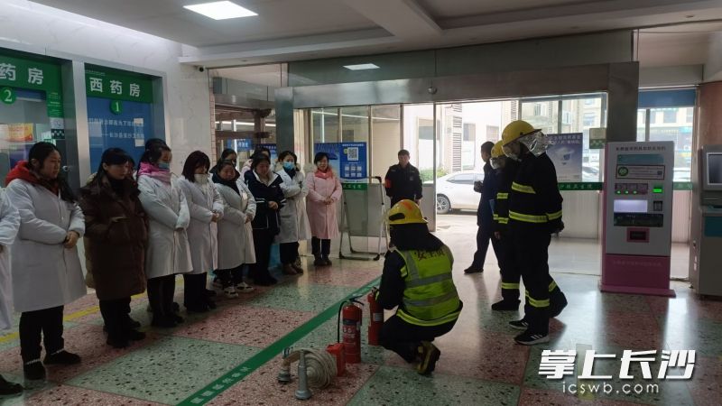 长沙县安沙消防救援站“宣传服务队”走进长沙县中医院开展消防安全宣传。长沙晚报通讯员供图