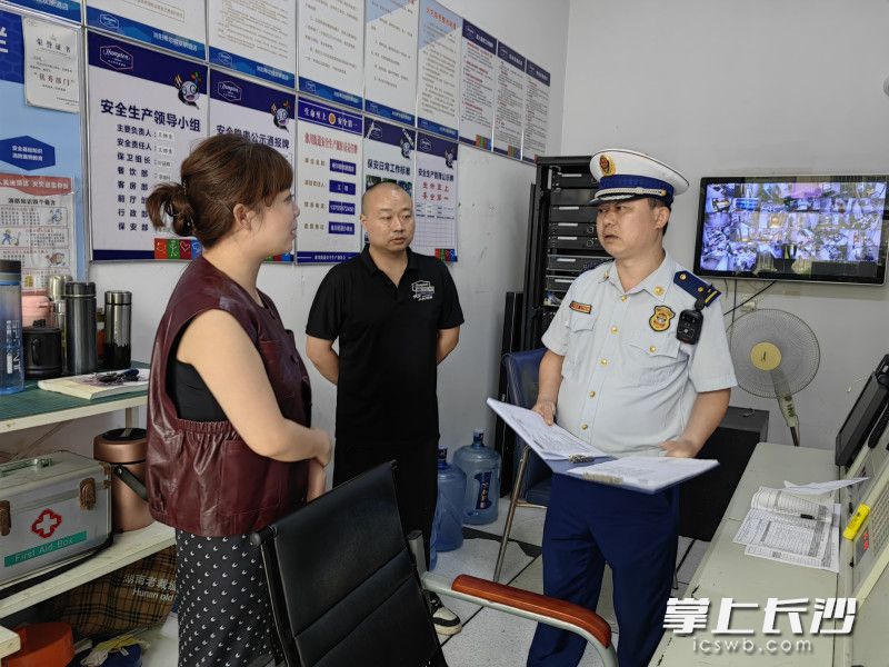 浏阳市消防救援大队消防监督员在浏阳希尔顿欢朋酒店进行消防检查。长沙晚报通讯员供图