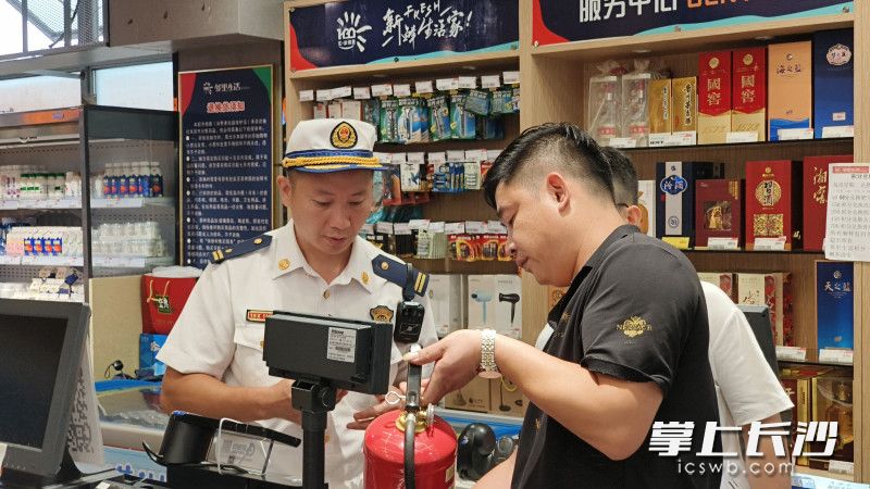 长沙高新技术产业开发区消防救援大队深入辖区内人员密集场所，开展节前消防安全检查及防火宣传。长沙晚报通讯员供图