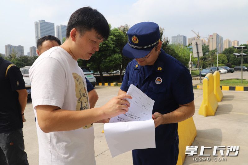 长沙市消防救援支队轨道交通大队在节前对长沙火车南站地区进行消防安全大检查。长沙晚报通讯员供图